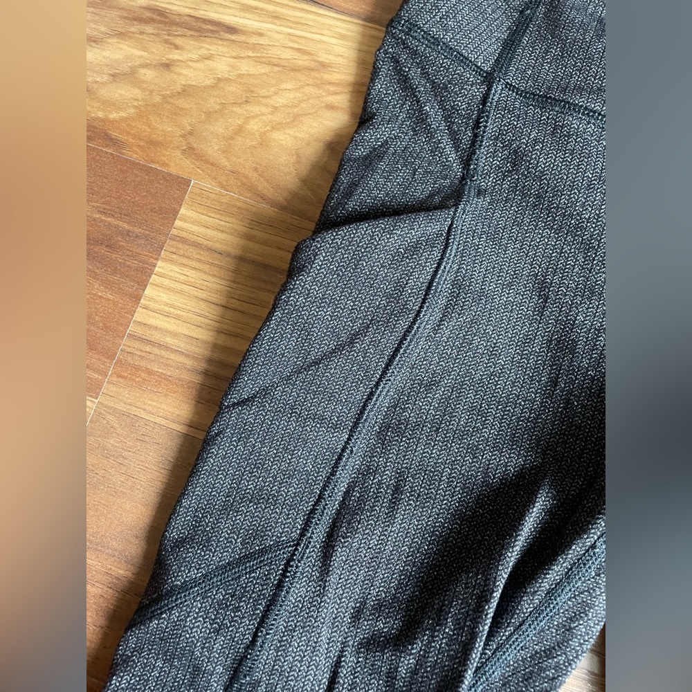 Lululemon Gray High-Rise Leggings | Textured Knit | Back Zip Pocket | Size 2 - Picture 3 of 7